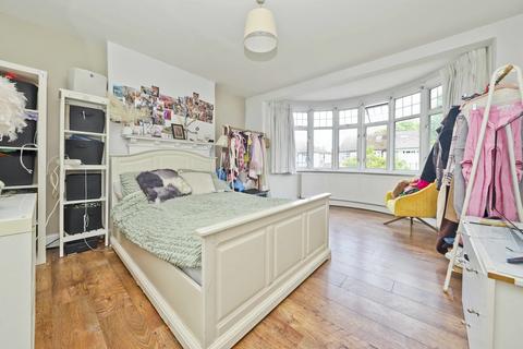58 Abbotsbury Gardens, Pinner, HA5 1SX