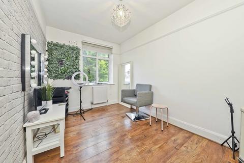 58 Abbotsbury Gardens, Pinner, HA5 1SX