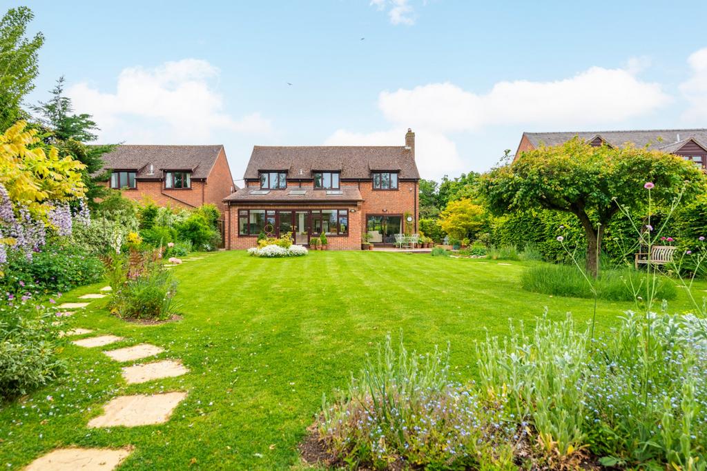 Main Street, Grendon Underwood, Buckinghamshire, HP18 4 Bed Detached ...