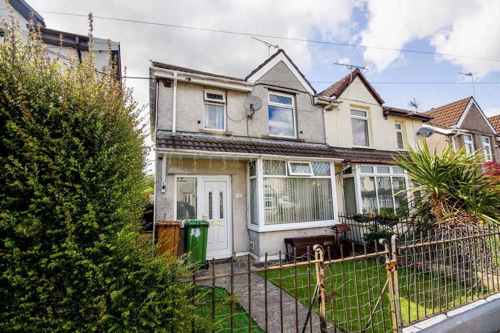 Penybryn Avenue, Cefn Fforest, Blackwood 3 bed semidetached house for
