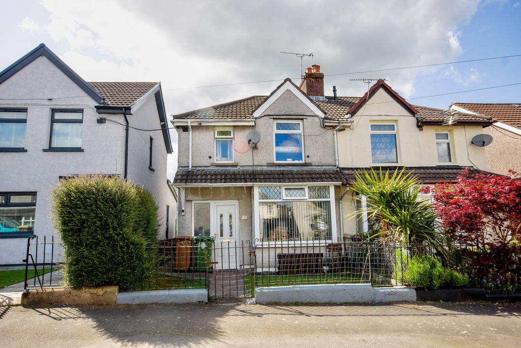Penybryn Avenue, Cefn Fforest, Blackwood 3 bed semidetached house for