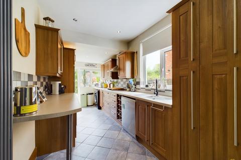 107 Henhurst Hill, Burton-on-trent, DE13 9SZ