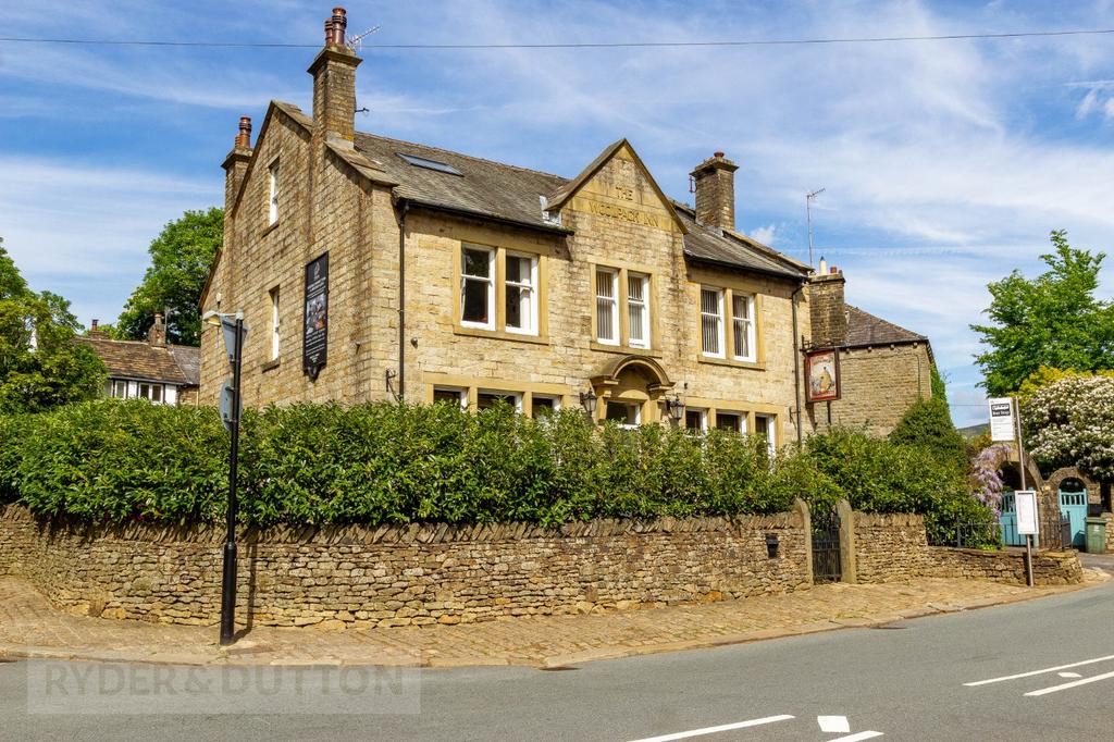 Dobcross New Road, Dobcross, Saddleworth, OL3 7 bed detached house for