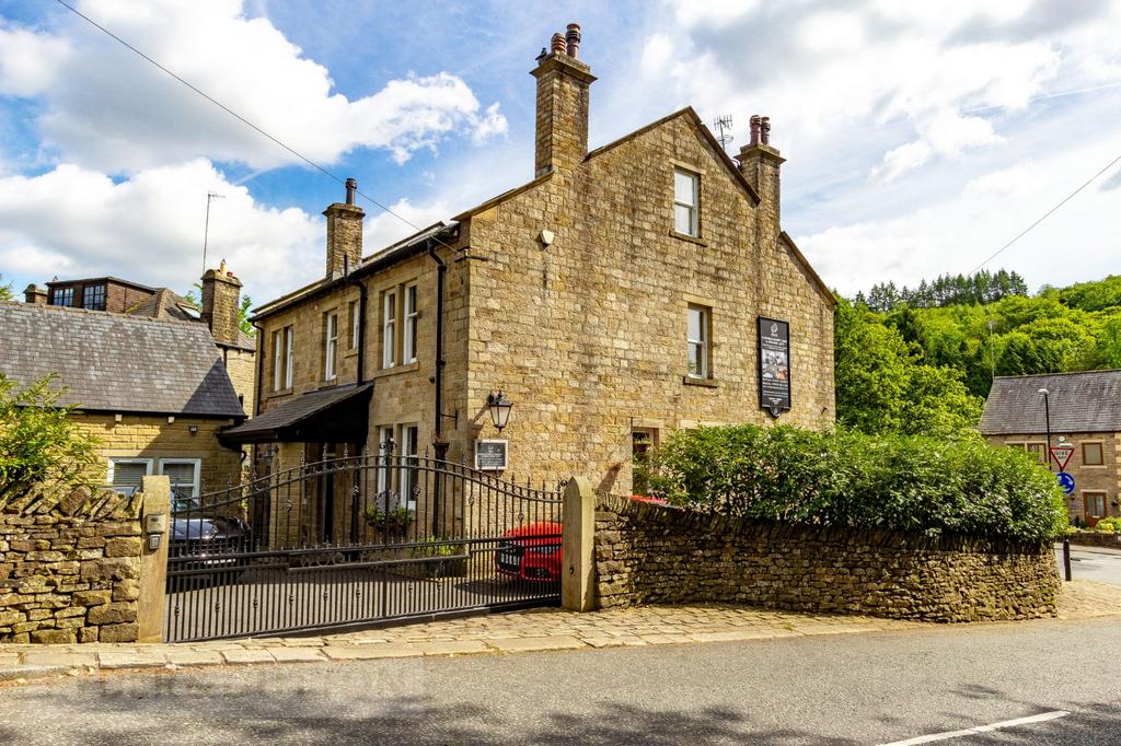 Dobcross New Road, Dobcross, Saddleworth, OL3 7 bed detached house for