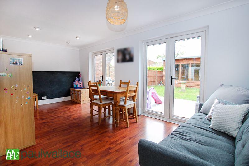 Lounge/Dining Area
