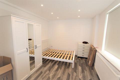 3 bedroom apartment to rent, Bow Road, London