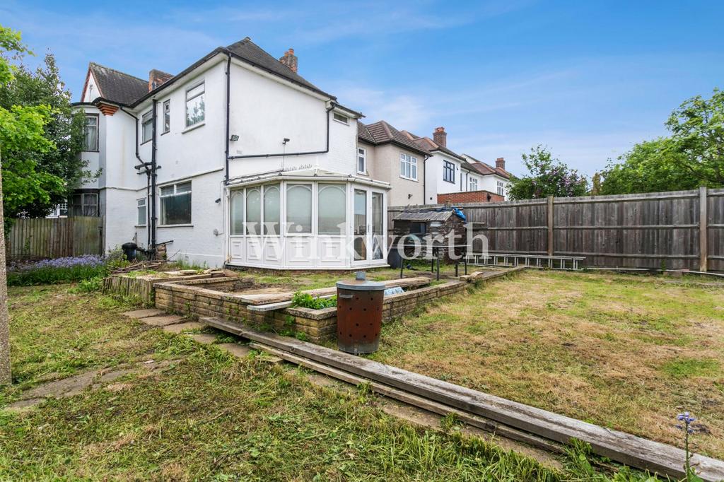 Fox Lane, London, N13 4 bed semidetached house for sale £950,000
