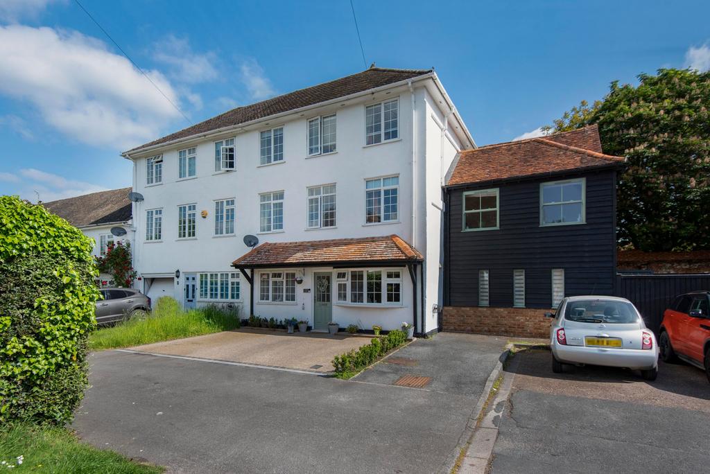 Wooburn Manor Park, Wooburn Green, HP10 3 bed townhouse for sale £695,000