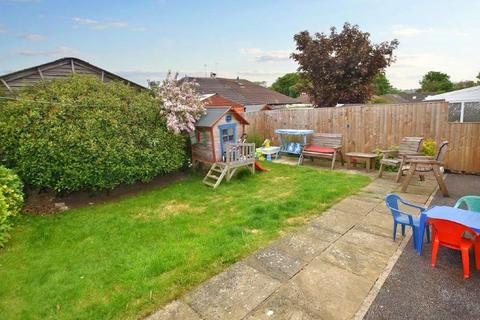 2 bedroom bungalow for sale - Hawkstone View, Guiseley, Leeds