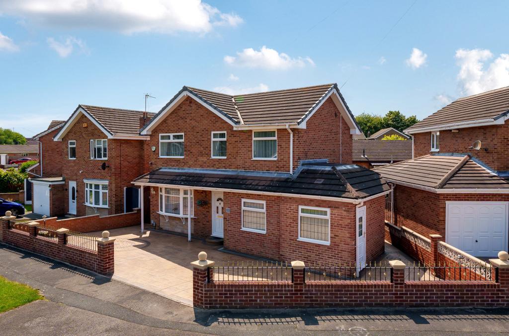 Newlaithes Crescent, Wakefield, West Yorkshire 4 bed detached house for sale £300,000