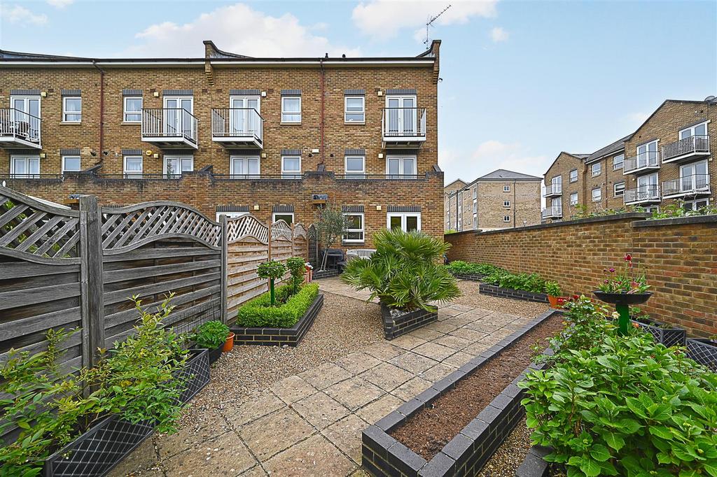 Schooner Close, Isle of Dogs, E14 2 bed apartment for sale £550,000
