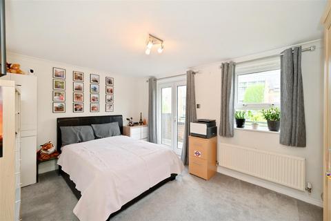 1 Schooner Close, London, E14 3GG