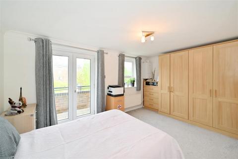 1 Schooner Close, London, E14 3GG