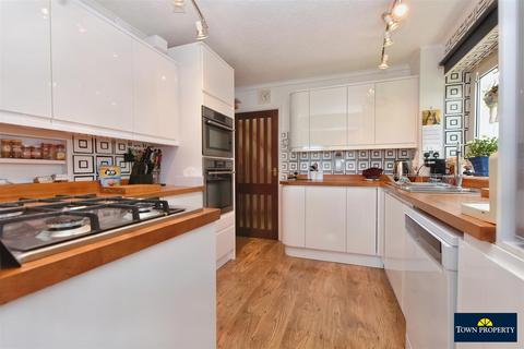 15 Burrow Down, Eastbourne, BN20 8ST