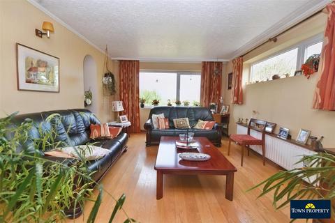 15 Burrow Down, Eastbourne, BN20 8ST