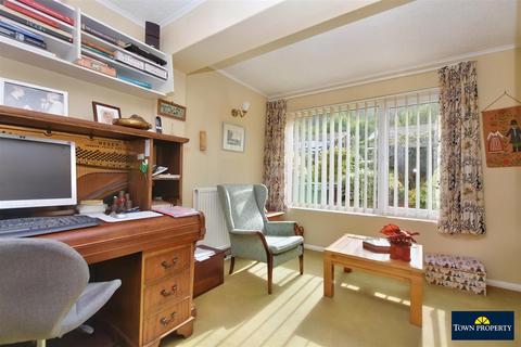15 Burrow Down, Eastbourne, BN20 8ST