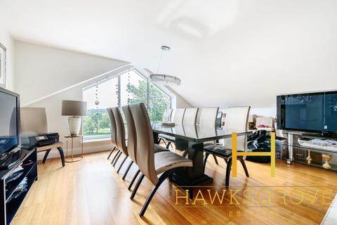 4 bedroom penthouse to rent, Cockfosters Road, Hadley Wood