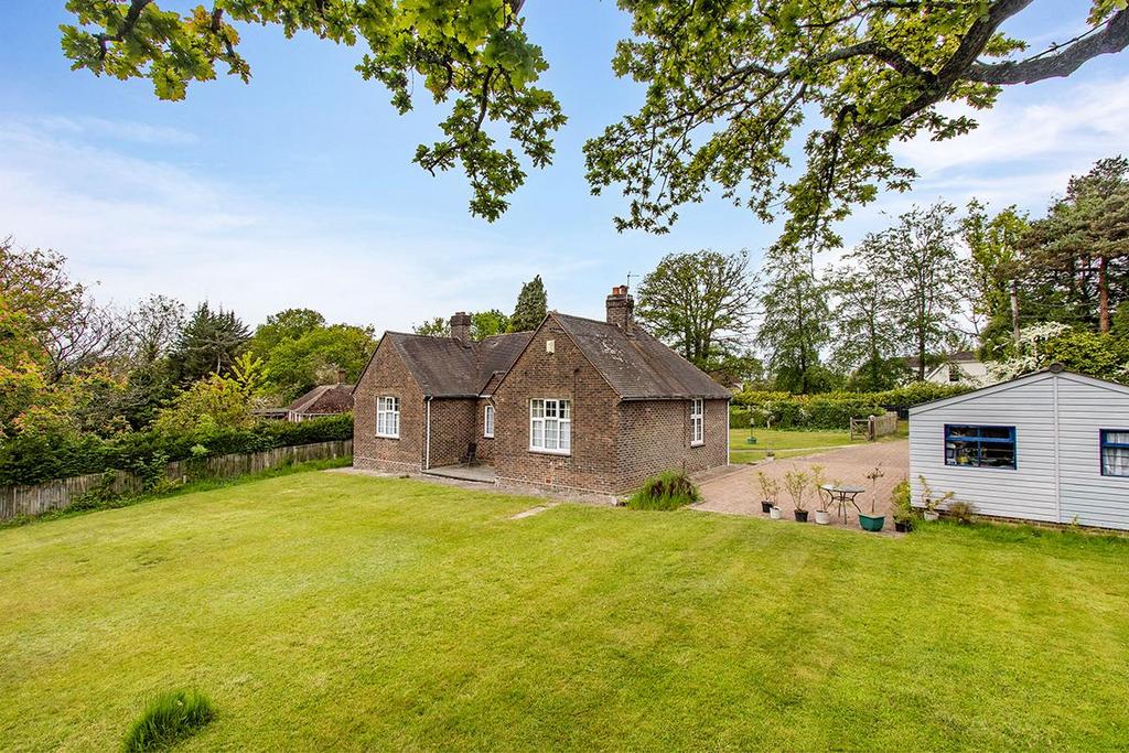 Parrock Lane, Upper Hartfield, Hartfield 2 bed detached bungalow for