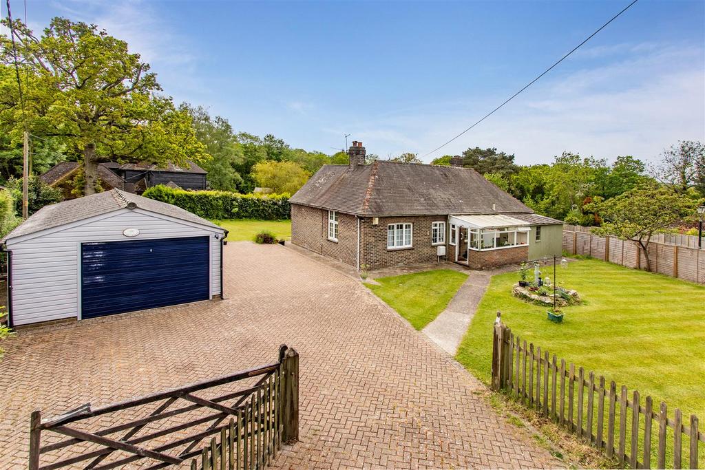 Parrock Lane, Upper Hartfield, Hartfield 2 bed detached bungalow for