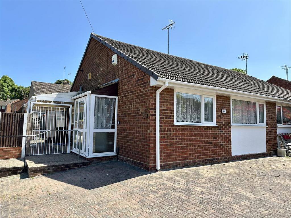 Quantock Drive, Ashford 2 bed semidetached bungalow £1,250 pcm (£288 pw)