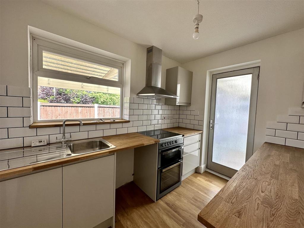 Quantock Drive, Ashford 2 bed semidetached bungalow £1,250 pcm (£288 pw)