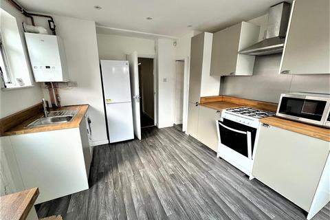 3 bedroom semi-detached house to rent - Springfield Gardens, Bromley