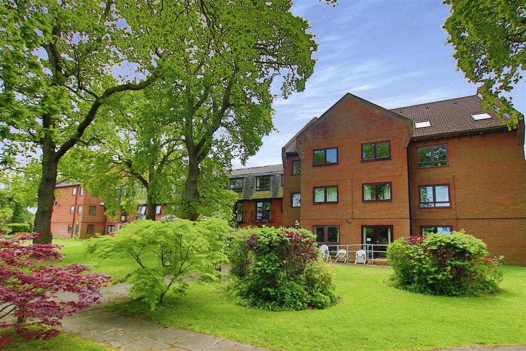 High Oaks Close, Locks Heath, Southampton 1 bed retirement property for