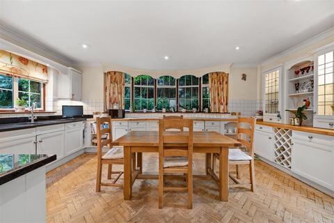 Carfax Lodge Old Avenue, Weybridge, KT13 0PZ