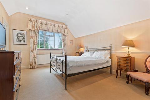 Carfax Lodge Old Avenue, Weybridge, KT13 0PZ