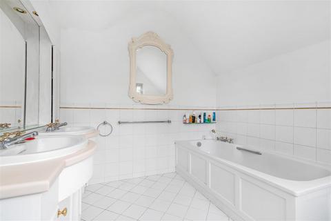 Carfax Lodge Old Avenue, Weybridge, KT13 0PZ