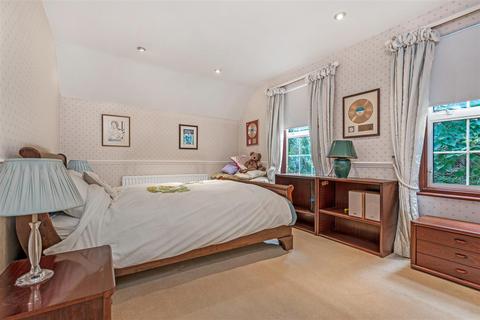 Carfax Lodge Old Avenue, Weybridge, KT13 0PZ