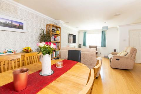 11 Suffolk Close, London Colney, St Albans, AL2 1DZ