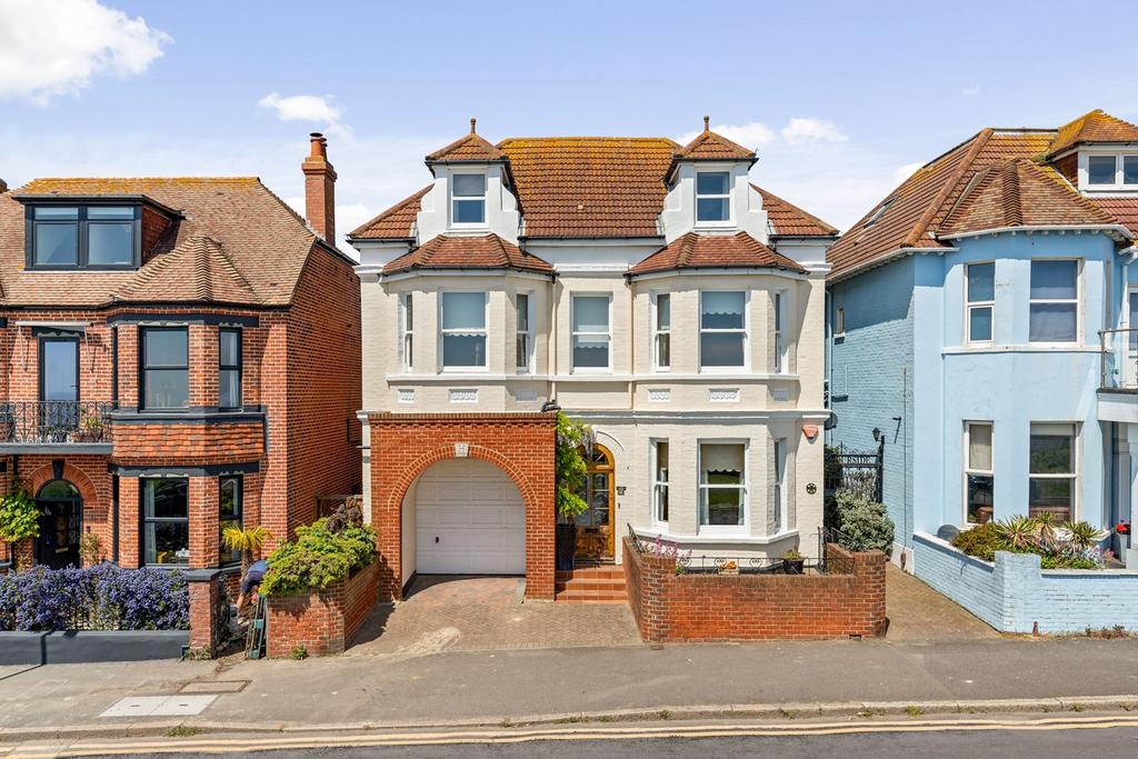 Wear Bay Road, Folkestone, CT19 6 bed detached house for sale £700,000
