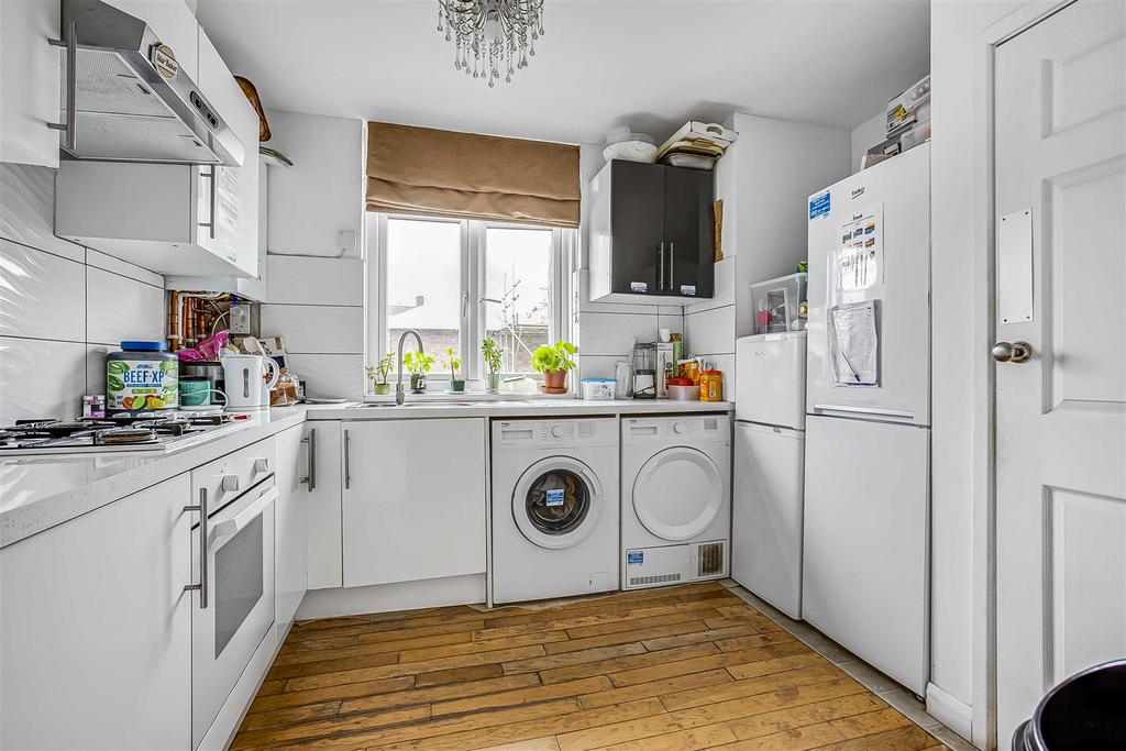 Shoreham Close, London 4 bed flat to rent £3,200 pcm (£738 pw)