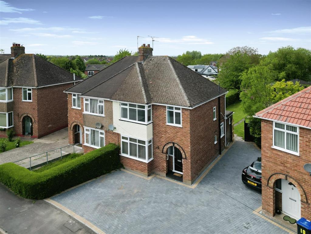 St. Catherines Crescent, Whitnash, Leamington Spa 3 bed semidetached