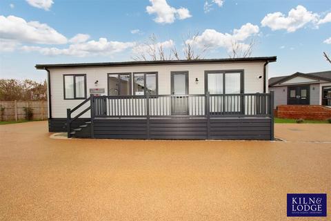 2 bedroom bungalow for sale - Thames Retreat, Staines-Upon-Thames