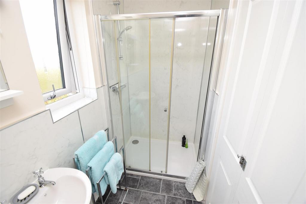 En suite shower room (2).jpg
