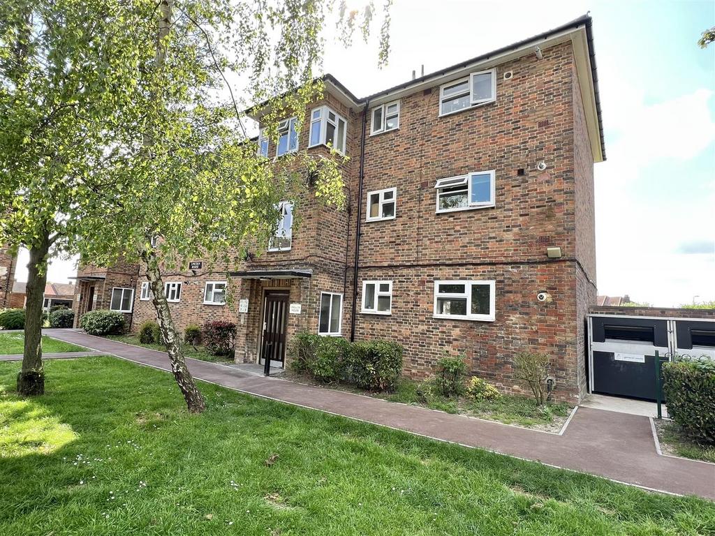 Kings Lynn Drive, Romford 1 bed flat for sale £190,000