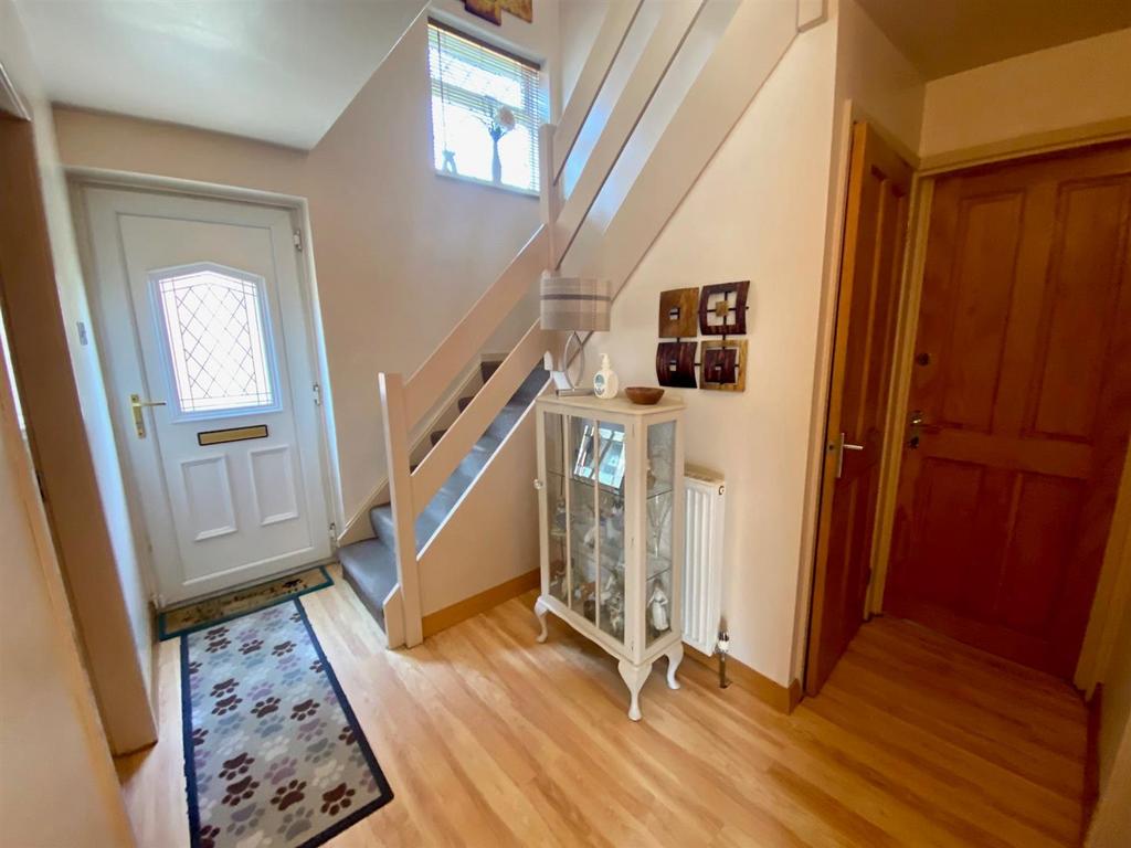 Kings head road 5 hall.jpg