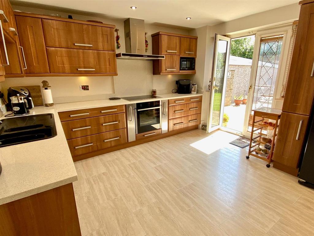 Kings head road 5 kitchen.jpg