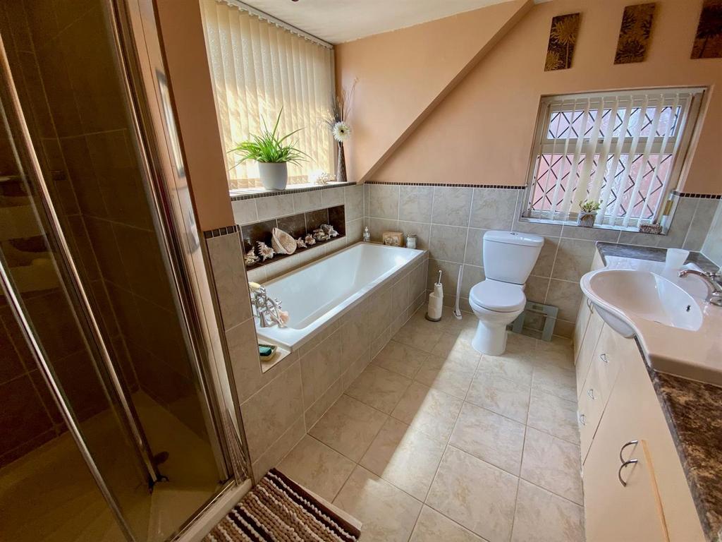 Kings head road 5 bathroom 2.jpg