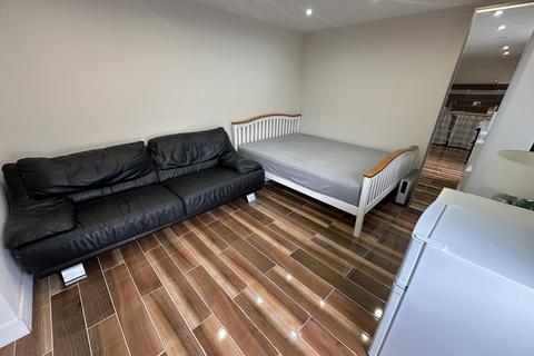 undefined, The Avenue,  Hounslow, TW5