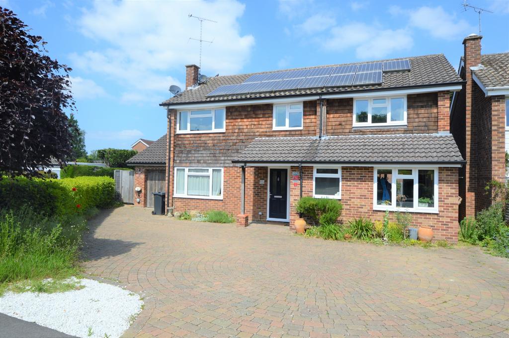 Lambourne Drive, Bagshot 4 bed detached house £2,500 pcm (£577 pw)