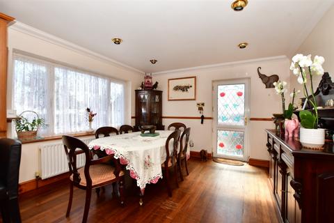 4 bedroom chalet for sale, Wing Road, Leysdown-On-Sea, Sheerness, Kent