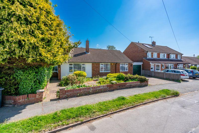 Ledwell Road, Caddington 3 bed bungalow £1,800 pcm (£415 pw)