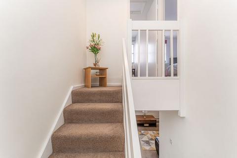 8 Whitmore Close, London, N11 1PB