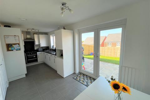 3 bedroom detached house for sale - Sintering Close, Wakefield
