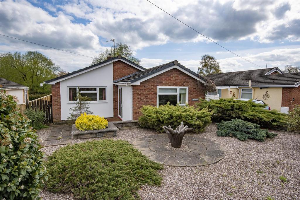 Raylaw Avenue, Guilsfield, SY21 9LY 3 bed bungalow £210,000