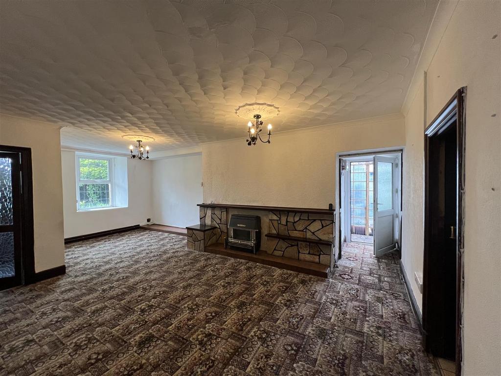 Heol Llwchwr, Ammanford 3 bed detached house £250,000