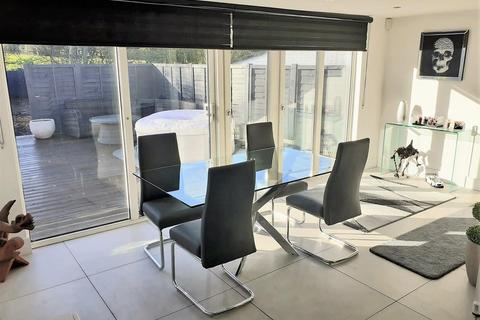 70 Parkfields, Roydon, Harlow, CM19 5JB